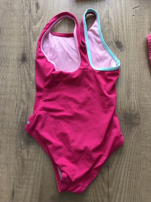 Vestidos de menina e fatos de banho