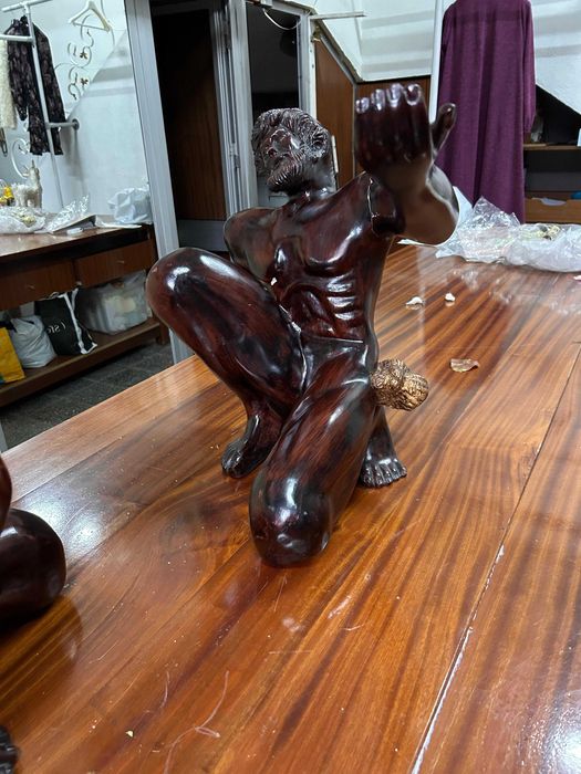 Par de figuras humanas em pau preto/ base para mesa