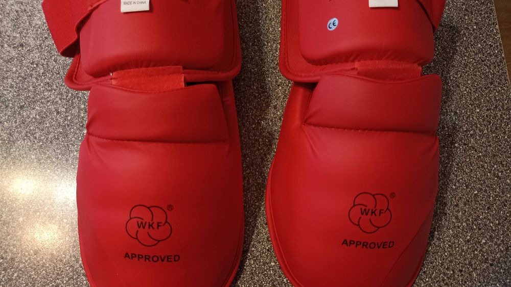 Червоні фути / захист для карате WKF Approved. XL. Стан нових