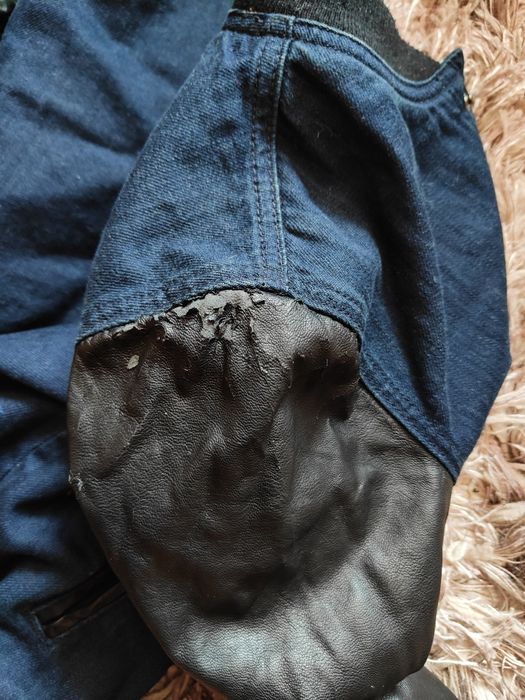 Bomberka jeansowa ze skórzanymi rękawami