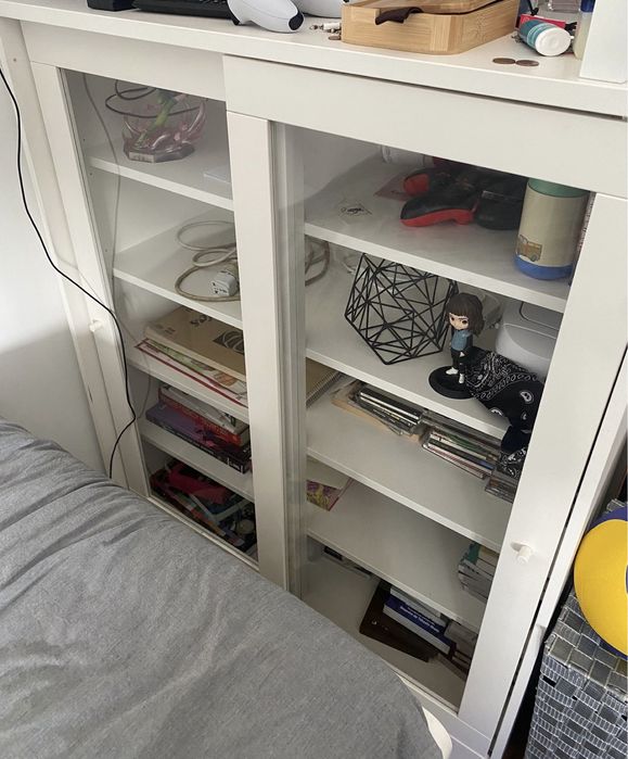 Movel vitrina Ikea SYVDE com portas de vidro