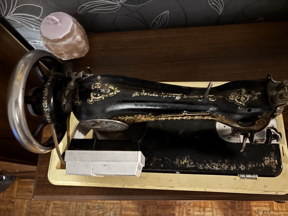 Zabytkowa maszyna do szycia SINGER – klasyk, silnik TUR 2