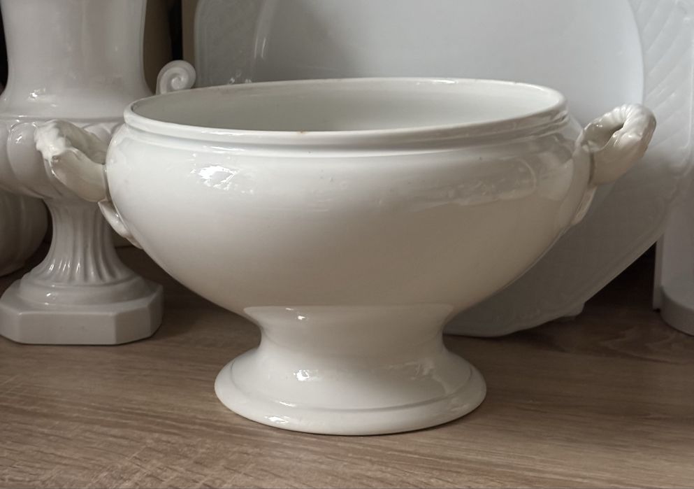 Biała waza do zupy na nóżce