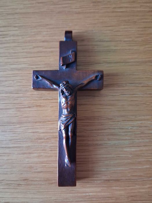 Ręcznie rzeźbiony drewniany krucyfiks z 1931 roku – 11 cm