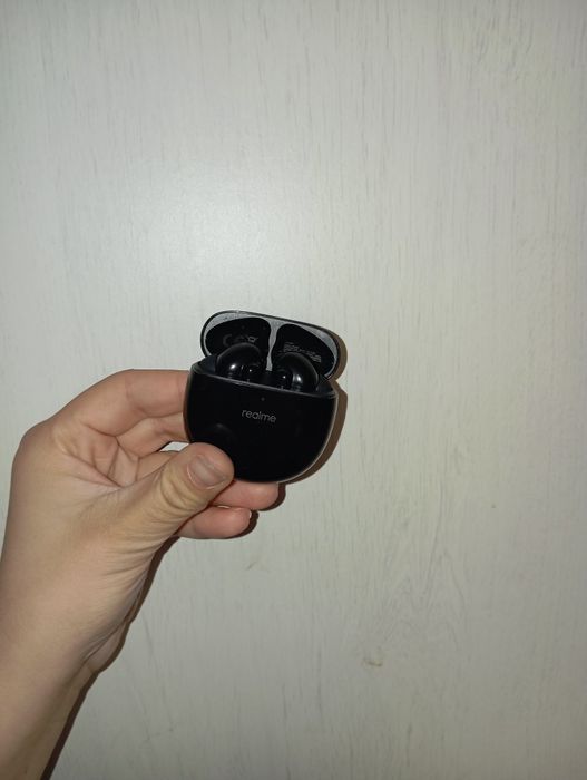 Słuchawki douszne czarne realme bund air model RMA 210