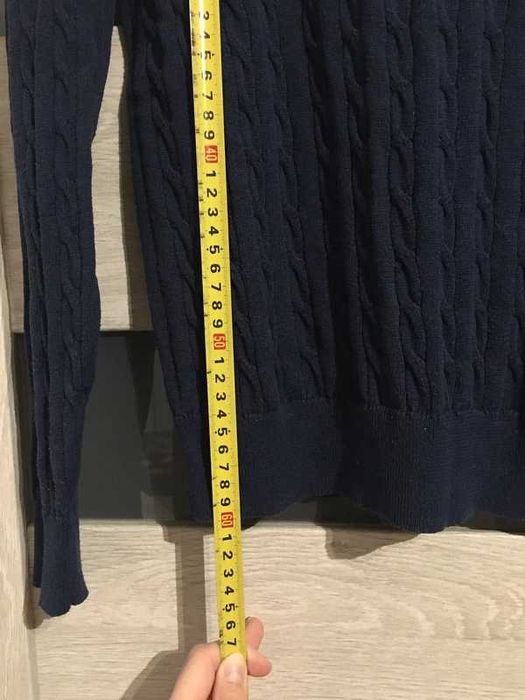 Granatowy sweter z warkoczem