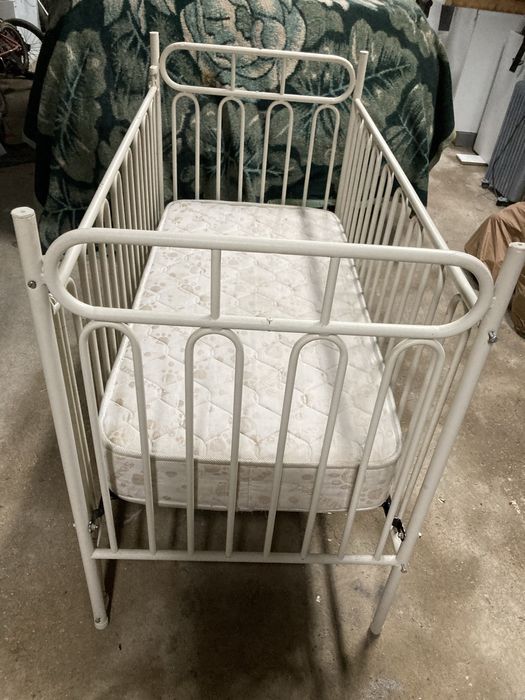 Cama para bébe com colchão em bom estado