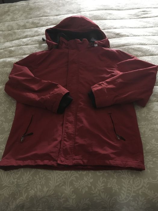 Parka impermeavel, vermelha, quentinha e em bom estado.