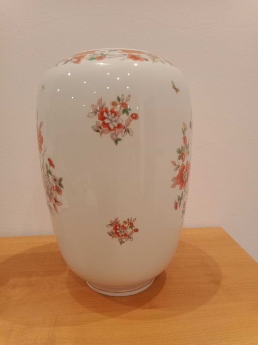 Vaso de porcelana da Vista Alegre, parte da coleção "Magnólia"