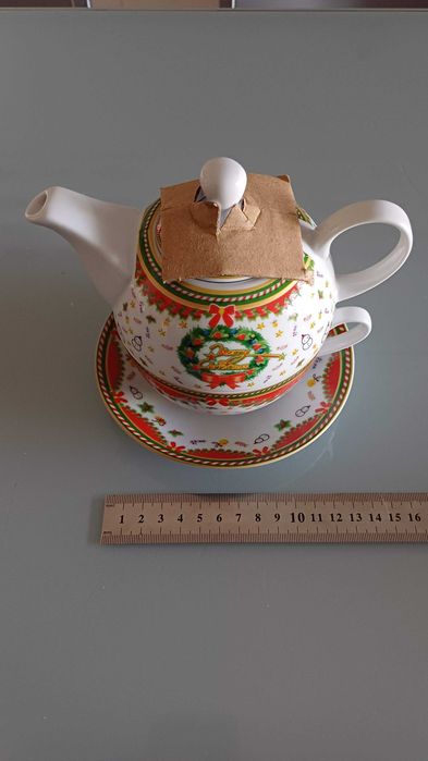 Bule e chávena de chá em porcelana