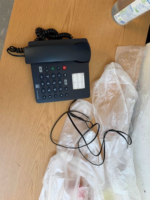 telefone com fios preto