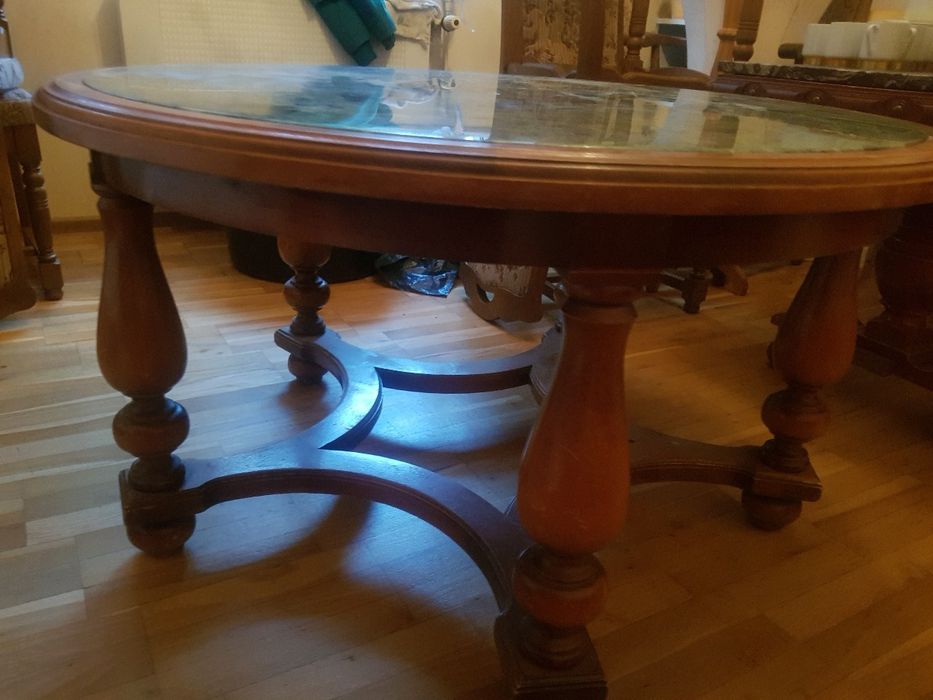 Okrągły rzeźbiony stół drewniany z marmurowym blatem