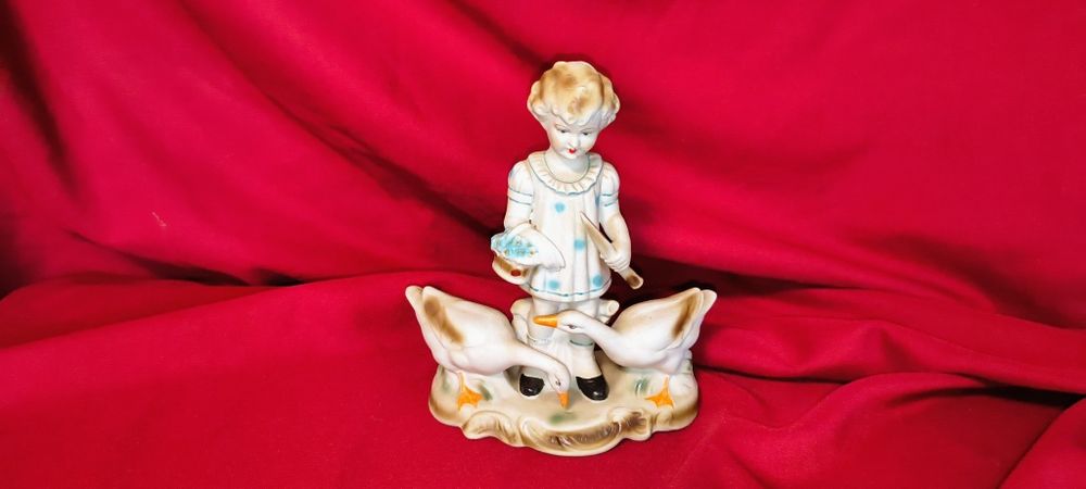 Figurka porcelanowa sygnowana