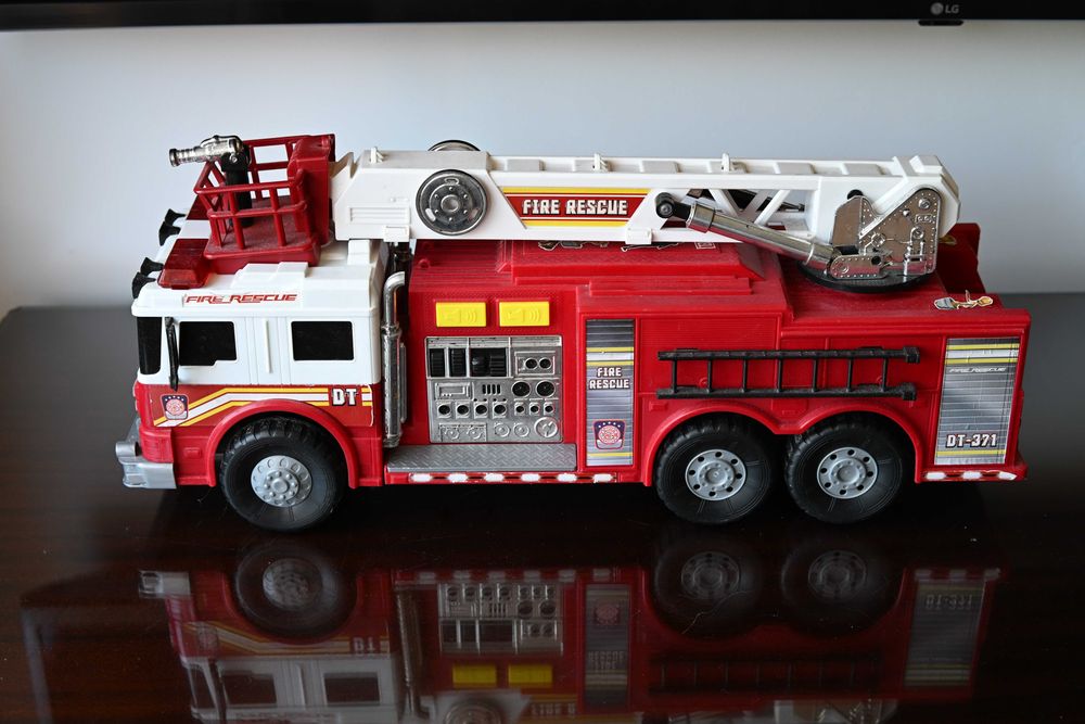 Camião bombeiros 55cm com luzes e som