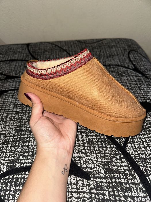 Socas castanhas com pêlo por dentro