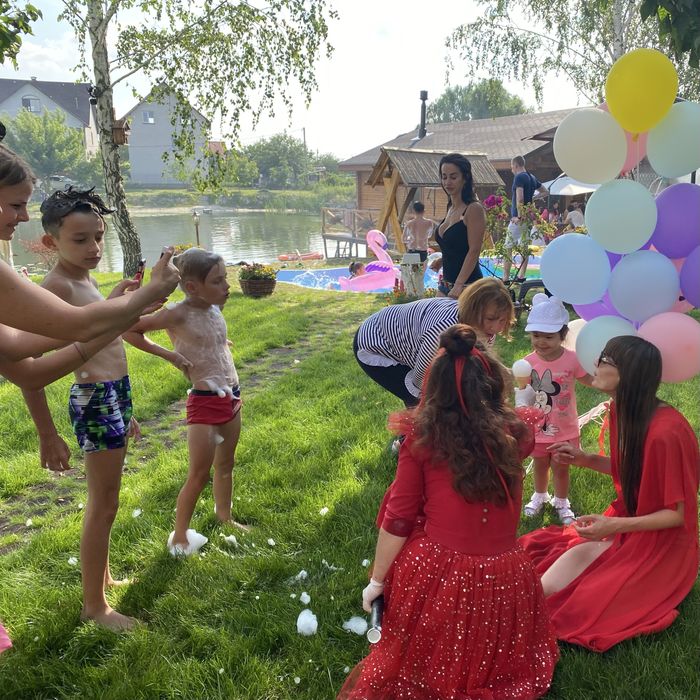 Дом с бассейном и банней на озере Мартышев. Киев. Осокорки.