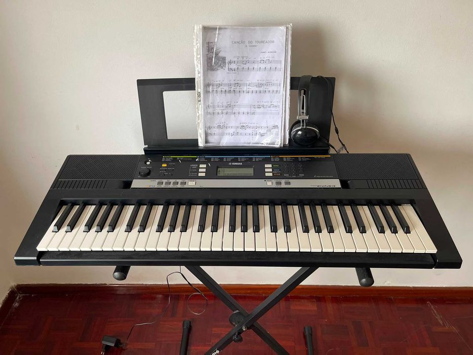 Yamaha PSR-E243 + Suporte e Mala de Transporte