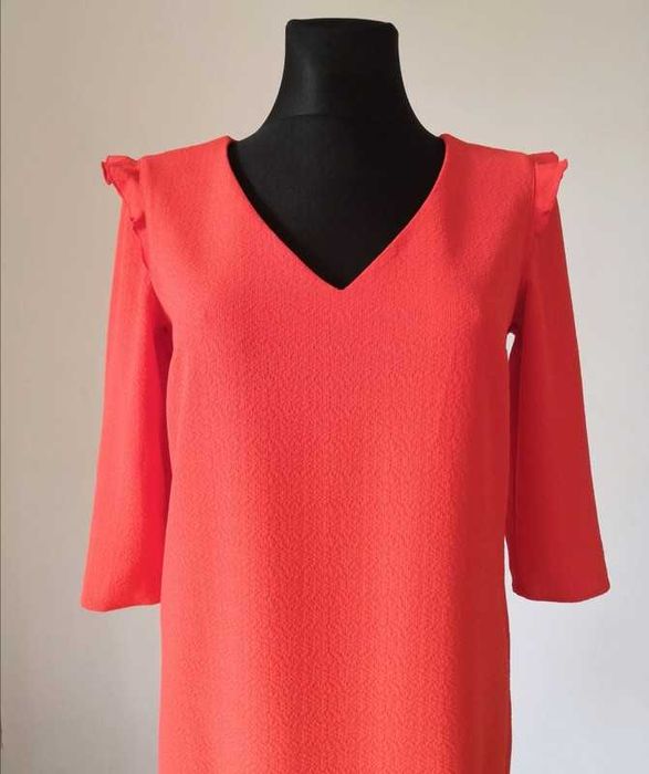 Czerwona sukienka dekolt serek z falbankami na ramionach promod