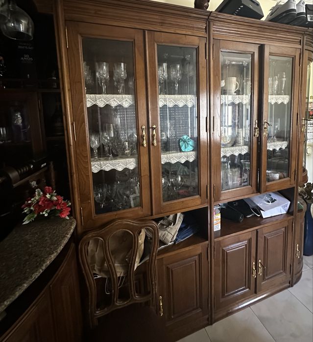 Móvel usado em bom estado emcluindo cristaleira e bar