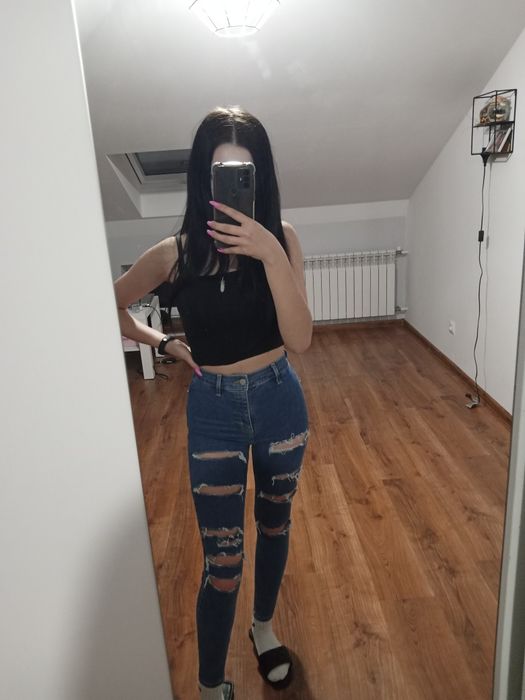 Skinny jenas z dziurami