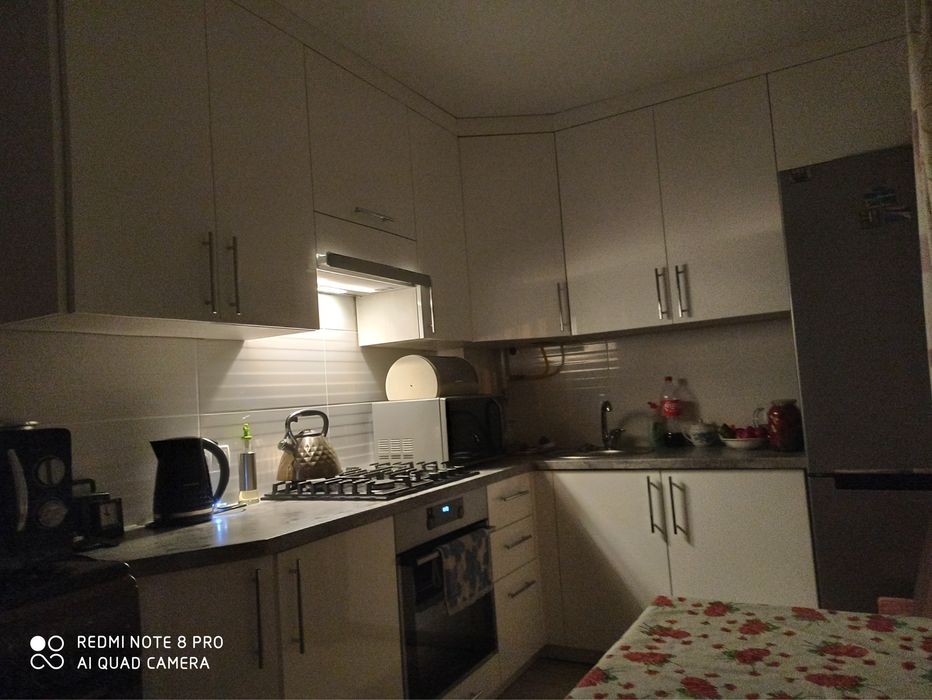 Продм кухню білого кольору глянцеву