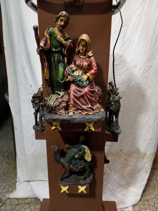 Altar e presépio montado em coluna de madeira de ferro, peça única de rara beleza