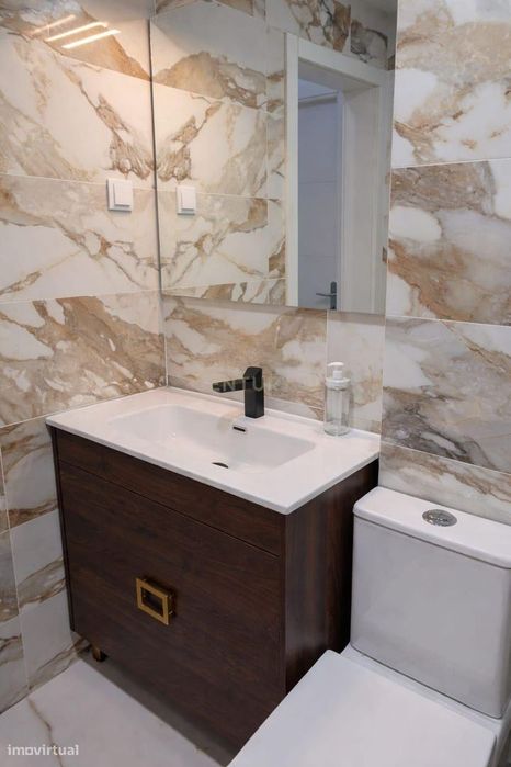 Apartamento T2 Totalmente Remodelado | 78 m² | Zona Central com boa Ac