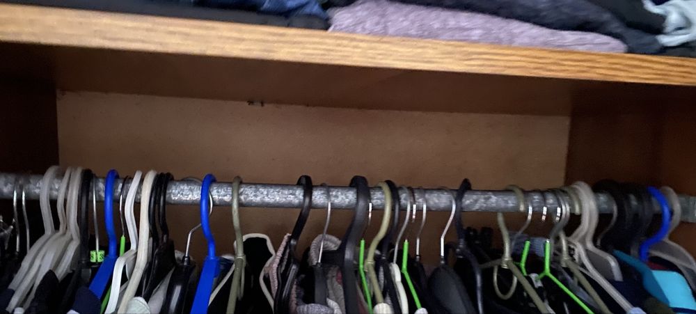 Меблі для спальні . Шафа ,комод та 2 тумбочки і жіноча тумбочка