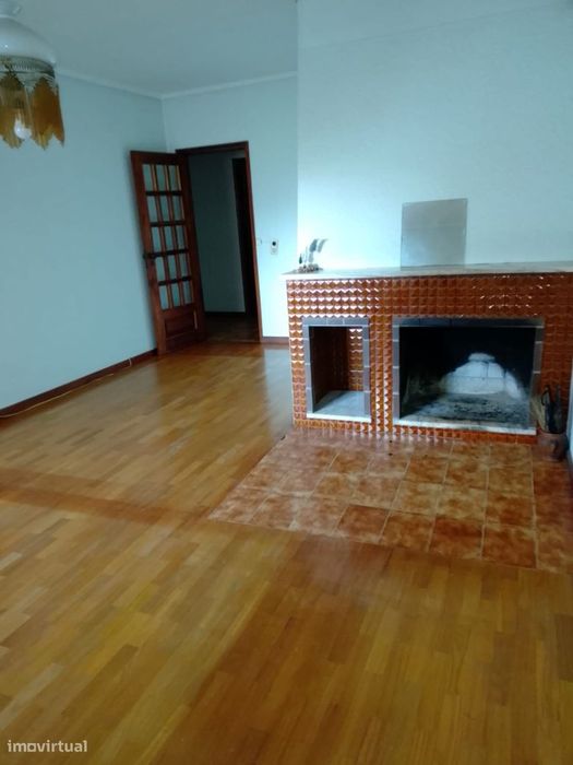 Apartamento T4+1 em Rés-do-chão — Bom estado.