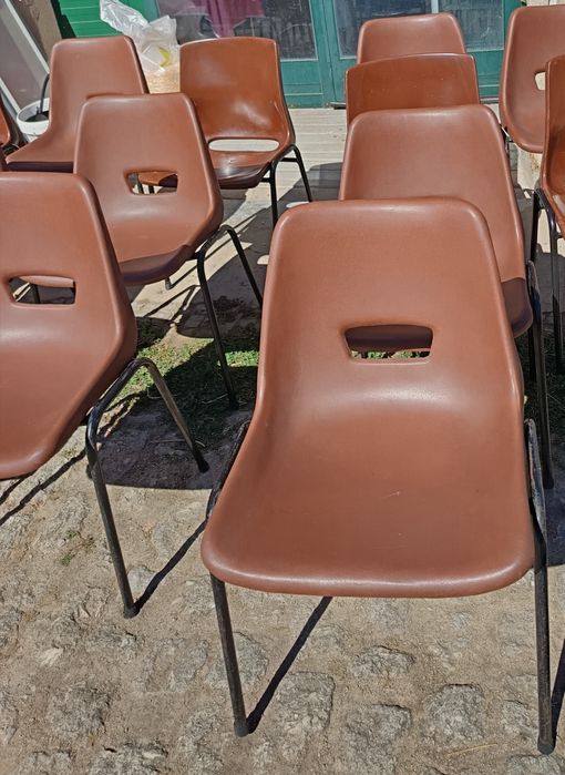 Cadeiras com pés metálicas empilháveis