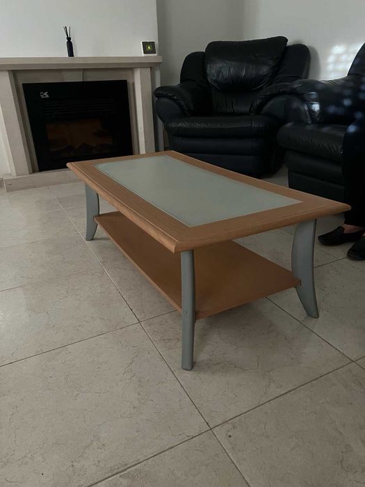 Mesa de centro em madeira e vidro em excelente estado