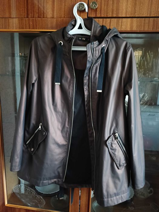 Продам новую женскую куртку ветровку