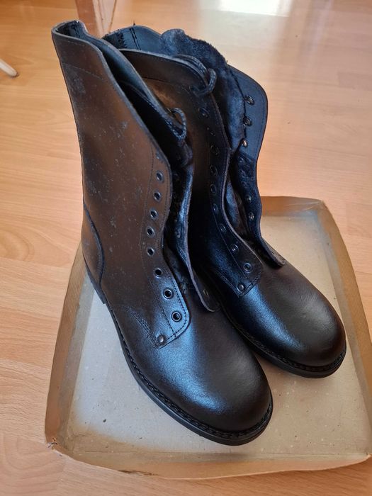Botas em pele, n 42, nunca foram usadas