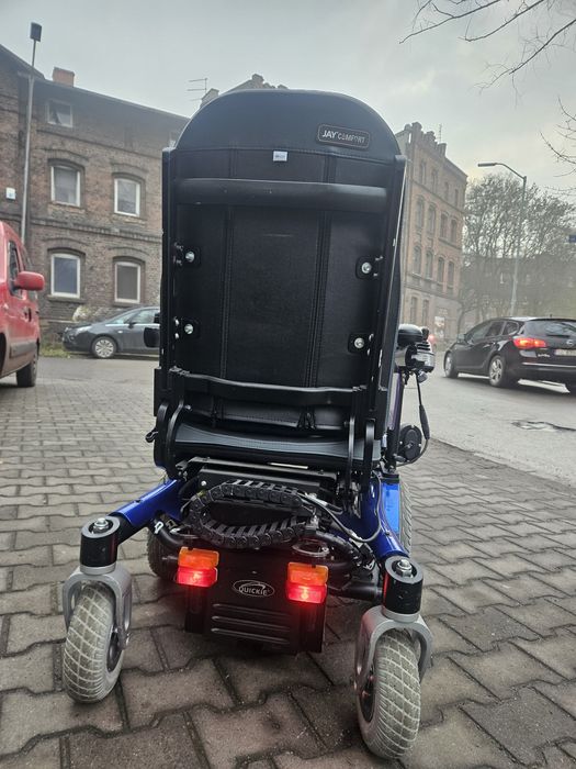 Wózek inwalidzki elektryczny z windą przednim napędem