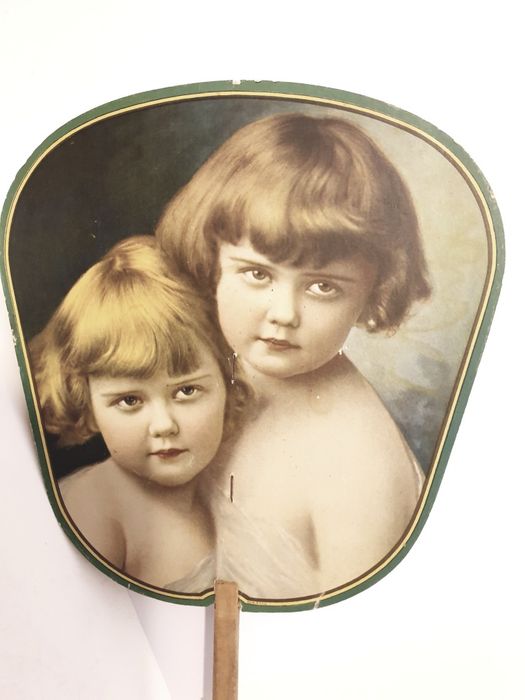 antigo leque publicitário com amorosas meninas