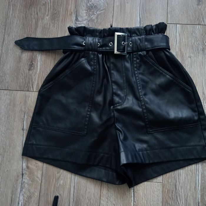 Krótkie czarne shorty eleganckie z paskiem. R. S