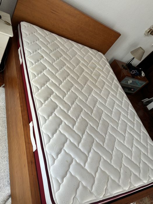 Cama de madeira com colchão