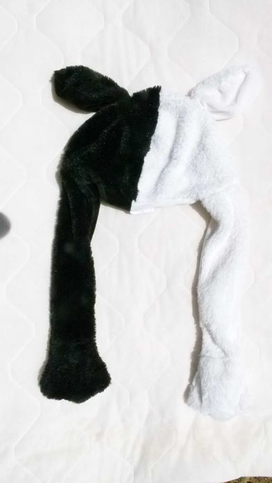 Chapéu monstro preto e branco com patas penduradas