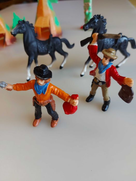 TIPIS E FIGURAS - INDÍO, GUARDAS E CAVALOS - Coleção Comansi