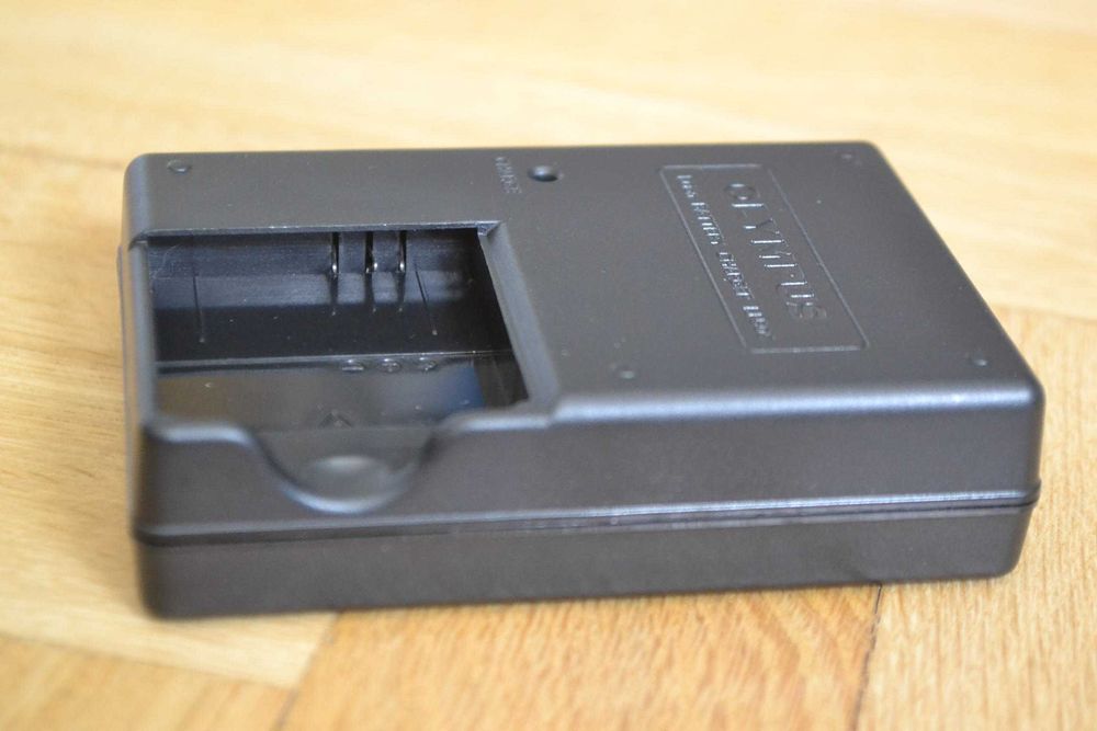 Ładowarka OLYMPUS Li50C do wielu aparatów cyfrowych z baterią LI50B