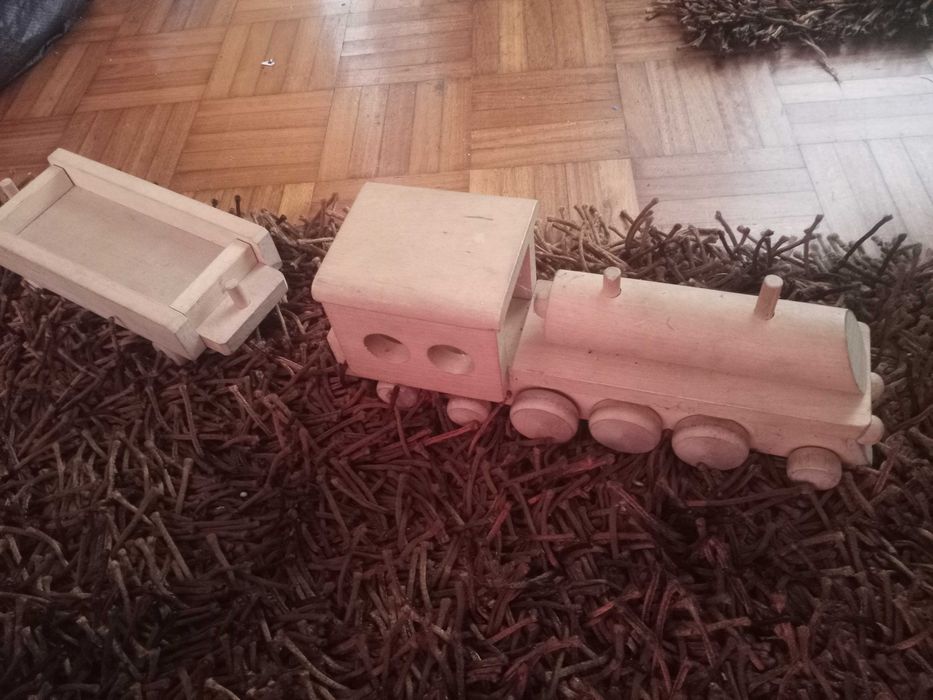 Diversos carros e pista de comboio para montar em madeira.