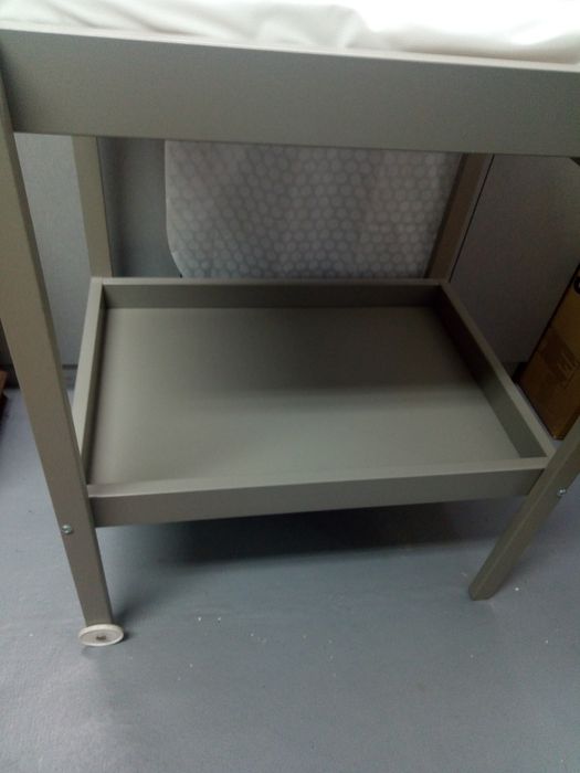 Mesa bebê muda fraldas e esterilizador de biberões