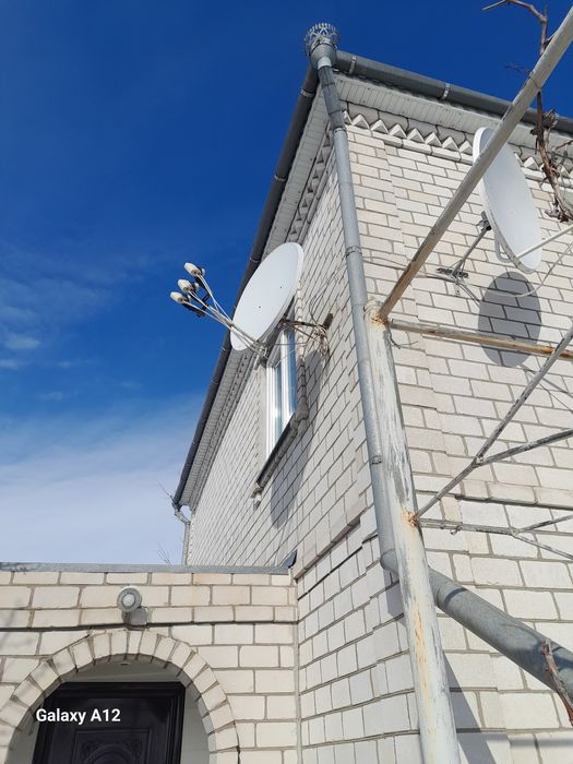 Антена супутникова.