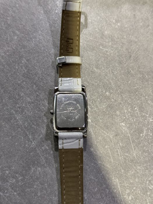 Наручные часы 'Q&Q' женские кварцевые кожаный ремешок