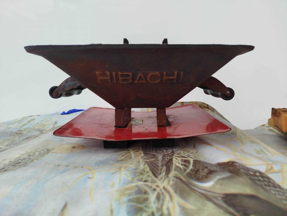 vintage żeliwny grill hibachi drewniane uchwyty na blat stołu