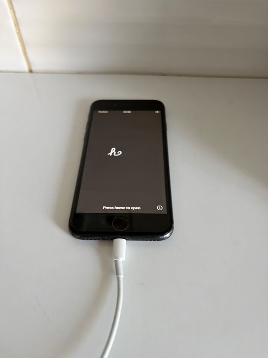 iPhone    8.