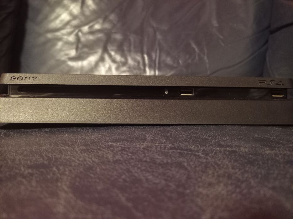 Konsola Sony PlayStation 4 + Zestaw gier za darmo + 2 pady