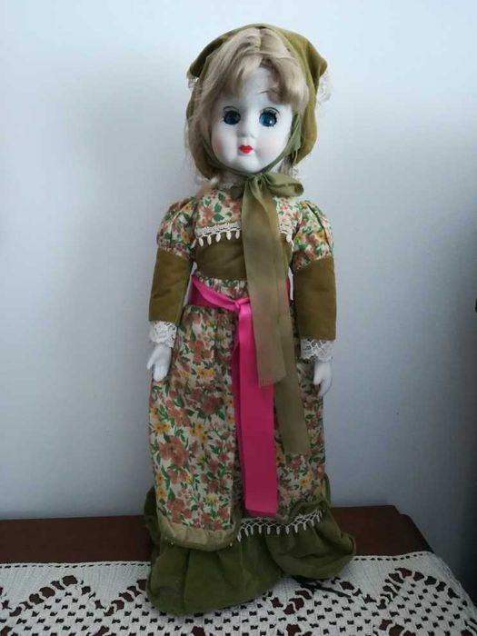 Boneca antiga de porcelana