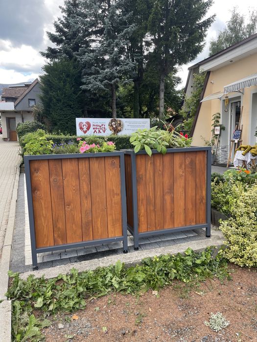 Drewniana donica ogrodowa zewnętrzna na taras