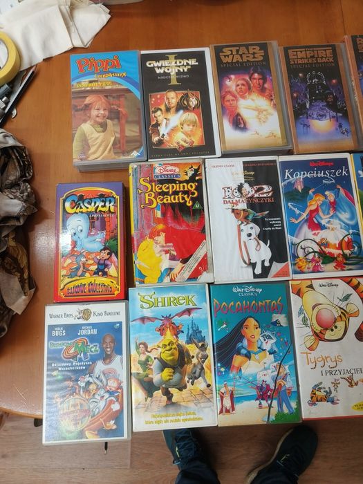Kolekcja różnych kaset VHS